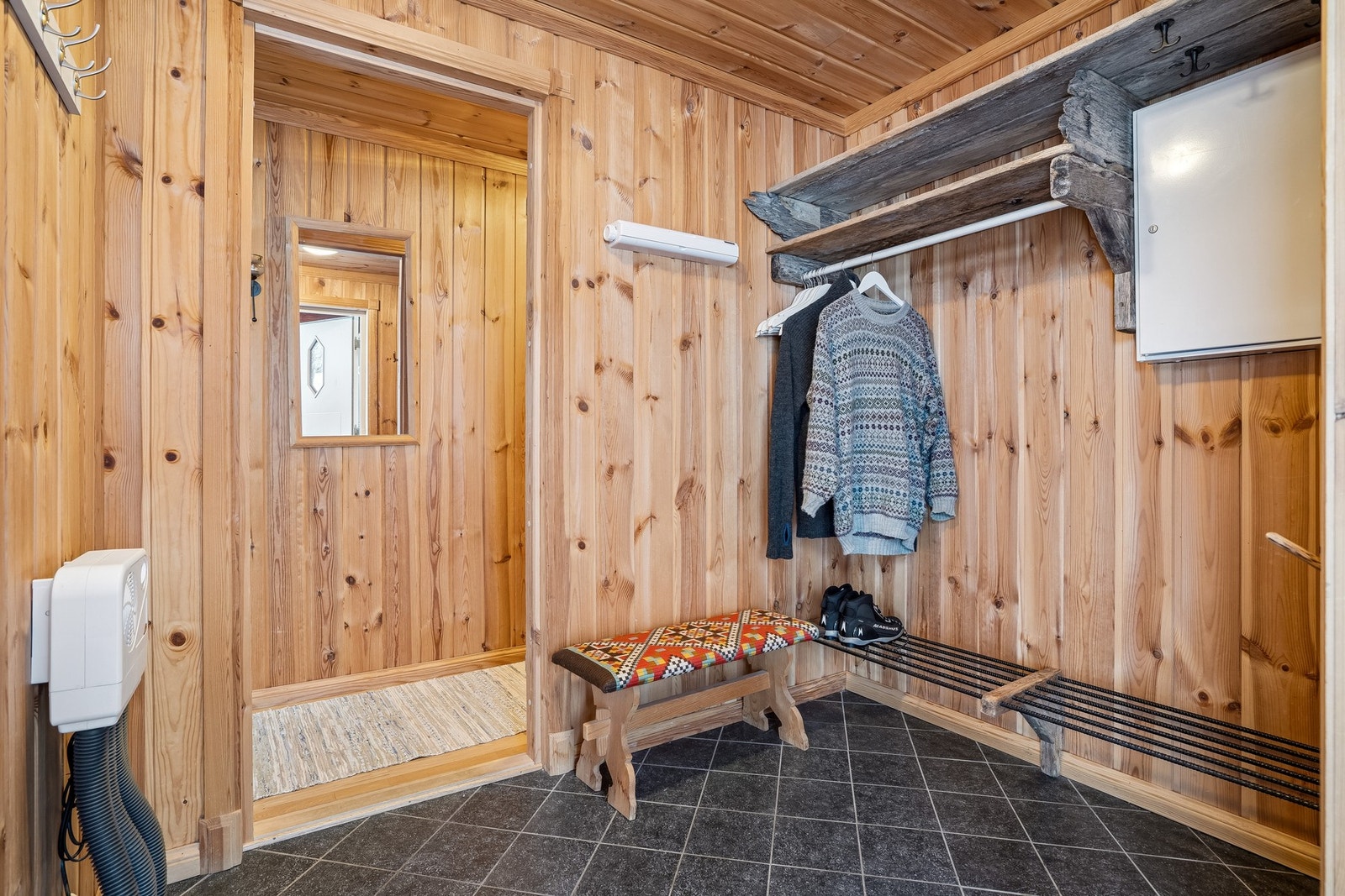 Velkommen inn! Entré, med flislagt gulv og varmekabler. Galleribilde