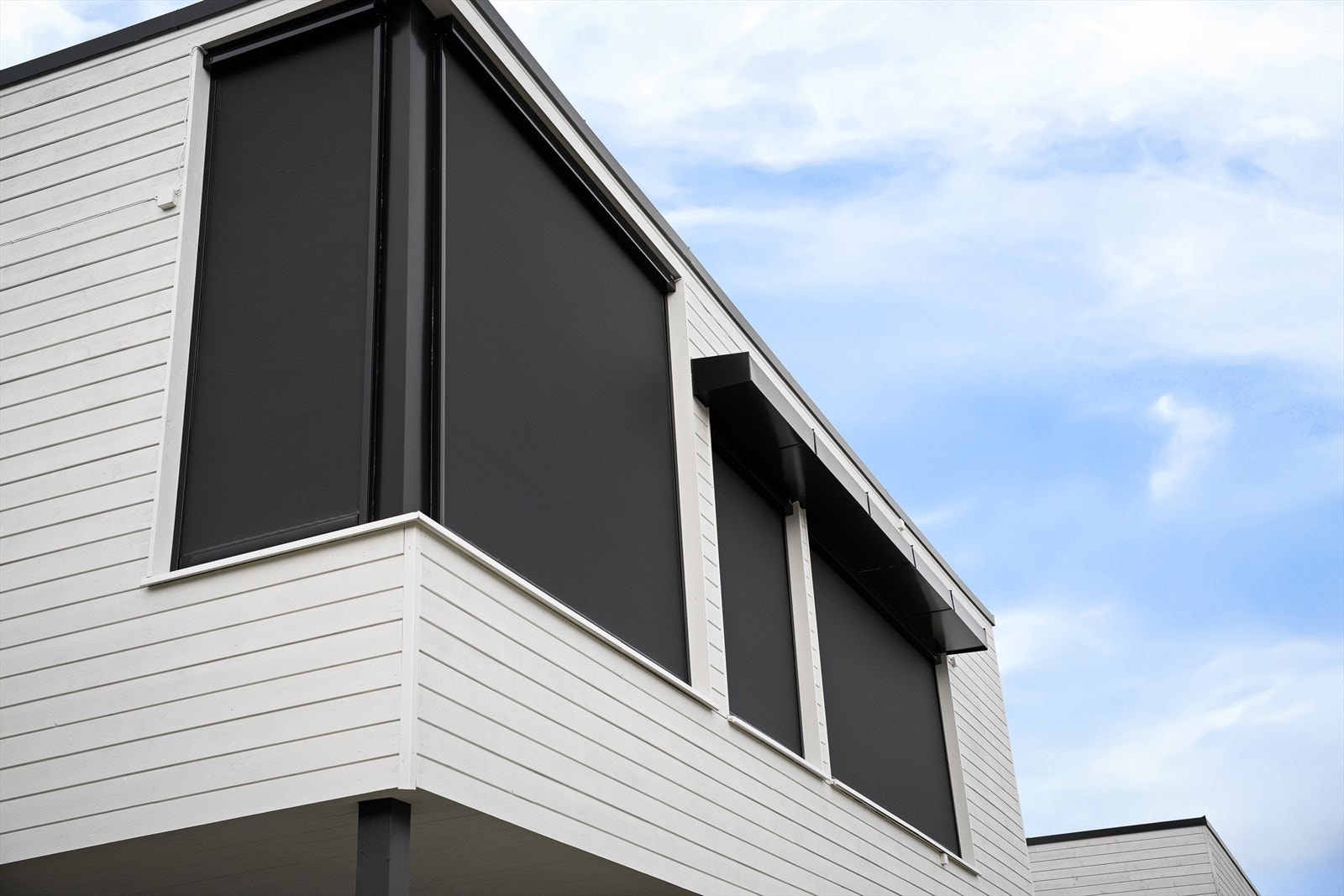 Solscreens på alle nødvendige vinduer - holder varmen ute og demper lyset. Utsyn, men ikke innsyn. Galleribilde