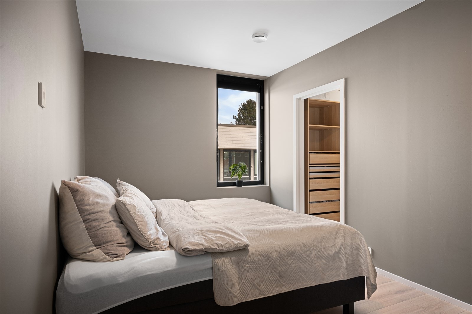 Mastersoverom med walk-in. Lagt opp for tv på veggen - uten stygge ledninger som henger. Galleribilde