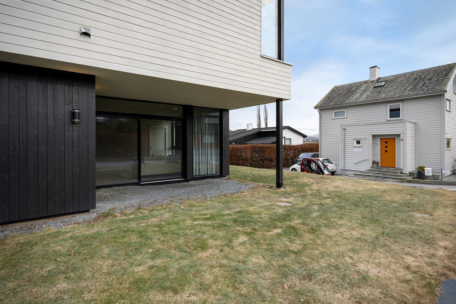 Takoverbygget uterom ut fra stue i 1. etg. Her er det om ønskelig mulighet for markterrasse og videre tilgang til hagen rundt huset. Galleribilde