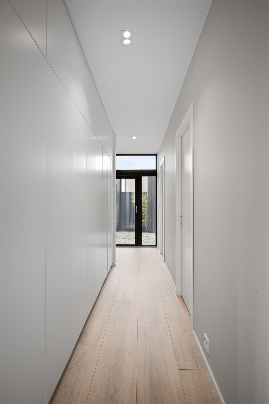 Bakgang med soveromsfløy og svært god skapplass langs hele frigjør mer plass på hvert av soverommene. Galleribilde