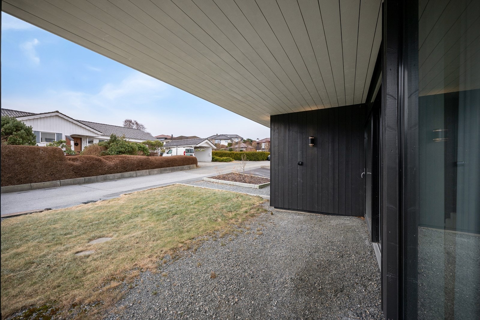 Takoverbygget uterom ut fra stue i 1. etg. Her er det om ønskelig mulighet for markterrasse og videre tilgang til hagen rundt huset. Galleribilde