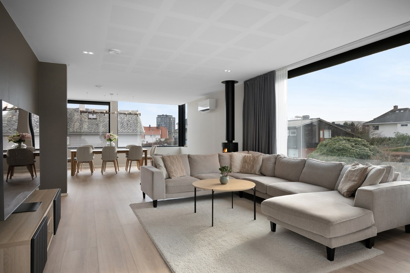 Hovedstue m/lyddempende takplater, solscreens utvendig for dempet lys og varme fra solen. Stor skyvedør til romslig takterrasse omkranset av plantekasse. Galleribilde