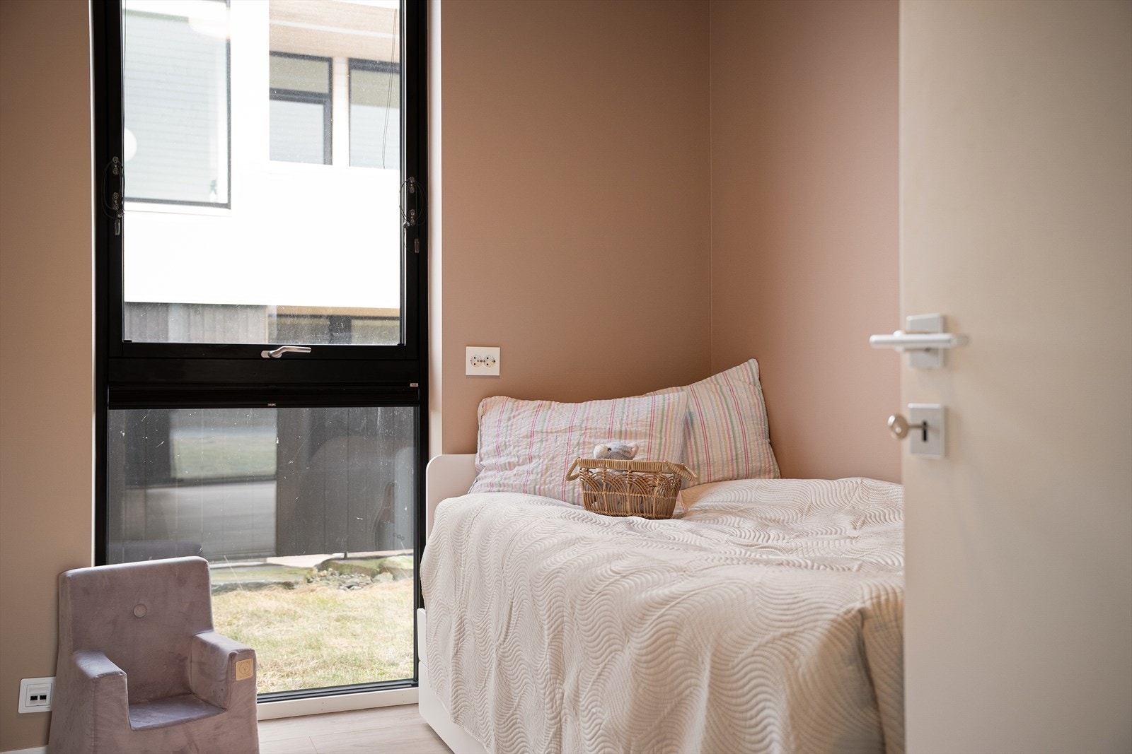 Romslige soverom m/plass til mer enn bare seng. Gamingpult, tv-krok, musikkinstrumenter. Galleribilde