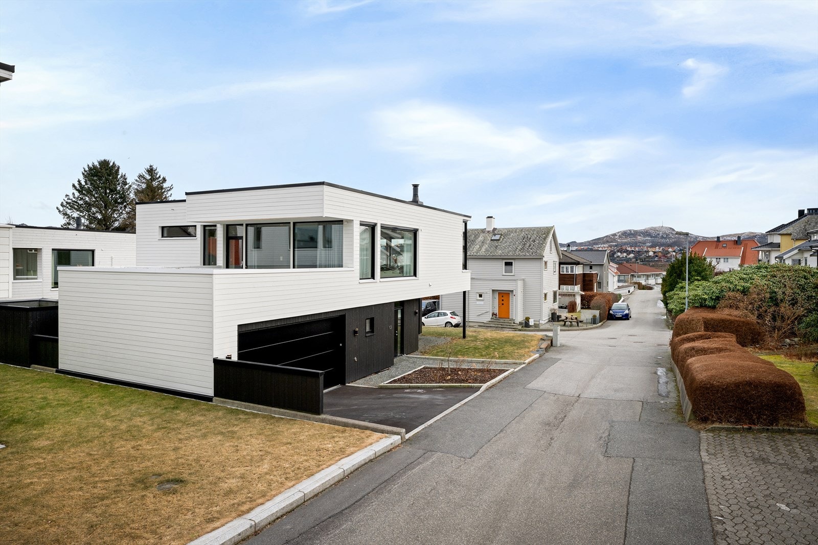 Ærverdig villaområde med rolige gater og få minutter til sentrum, skoler, idrett m.m. Galleribilde