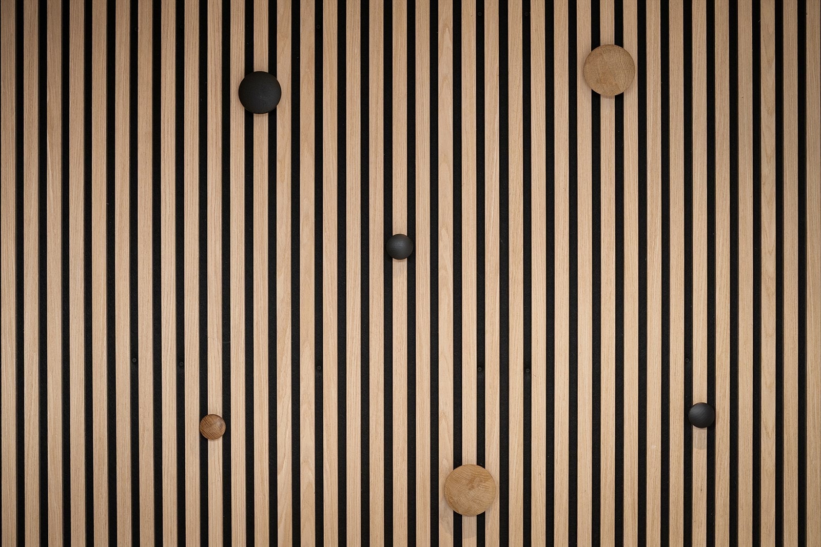 Rikelig med plass til oppheng, eller flere kommoder og reoler. Galleribilde