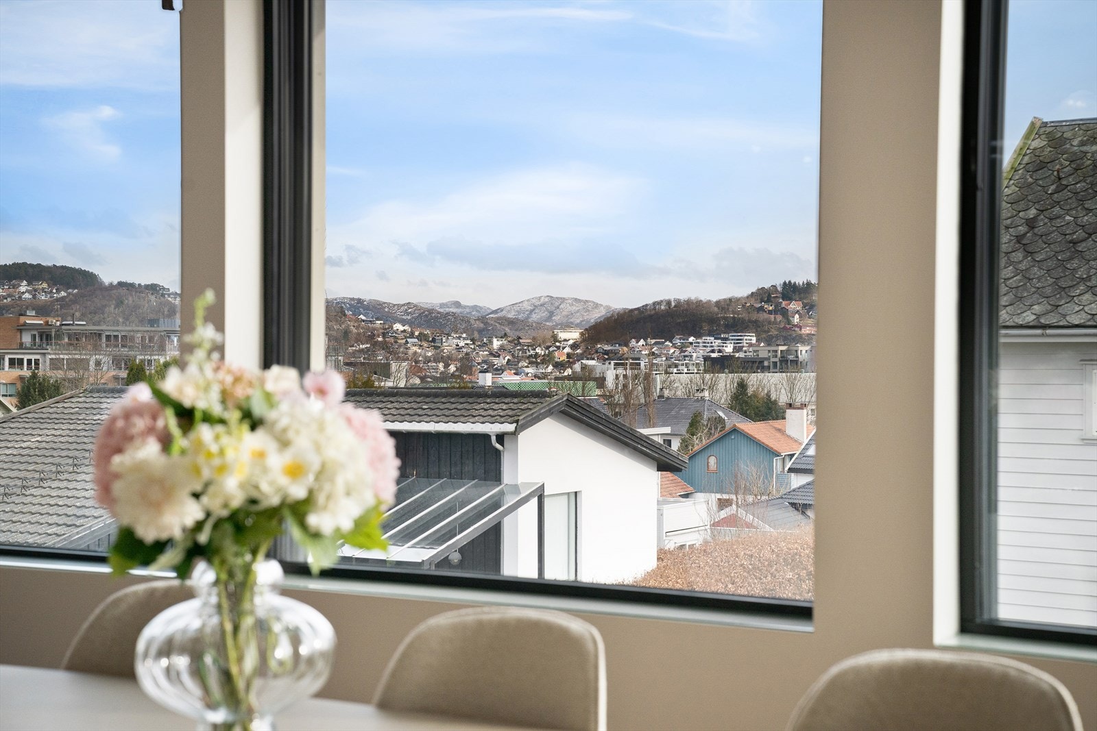 Nyt utsikten over Sandnes villa områder og fjellene rundt. Galleribilde