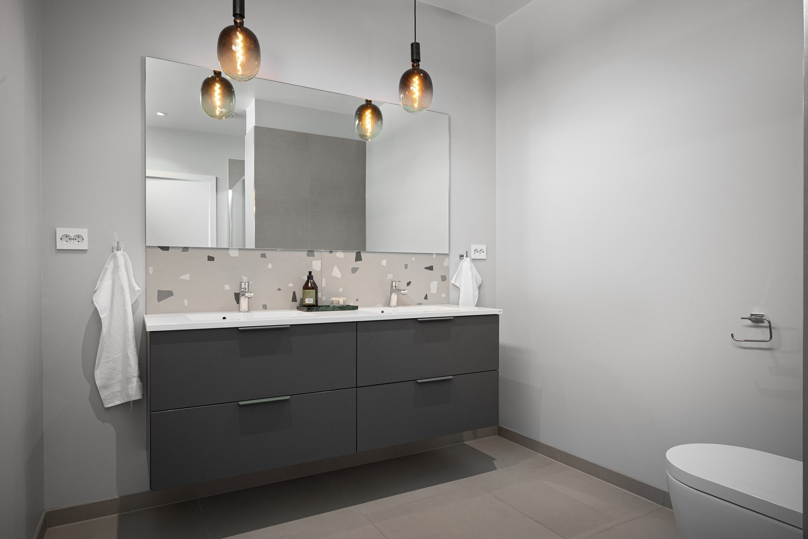 Lekkert baderom m/2 servanter, god oppbevaring, nok stikkontakter der du trenger de, romslig dusj m/såpenisje. Galleribilde