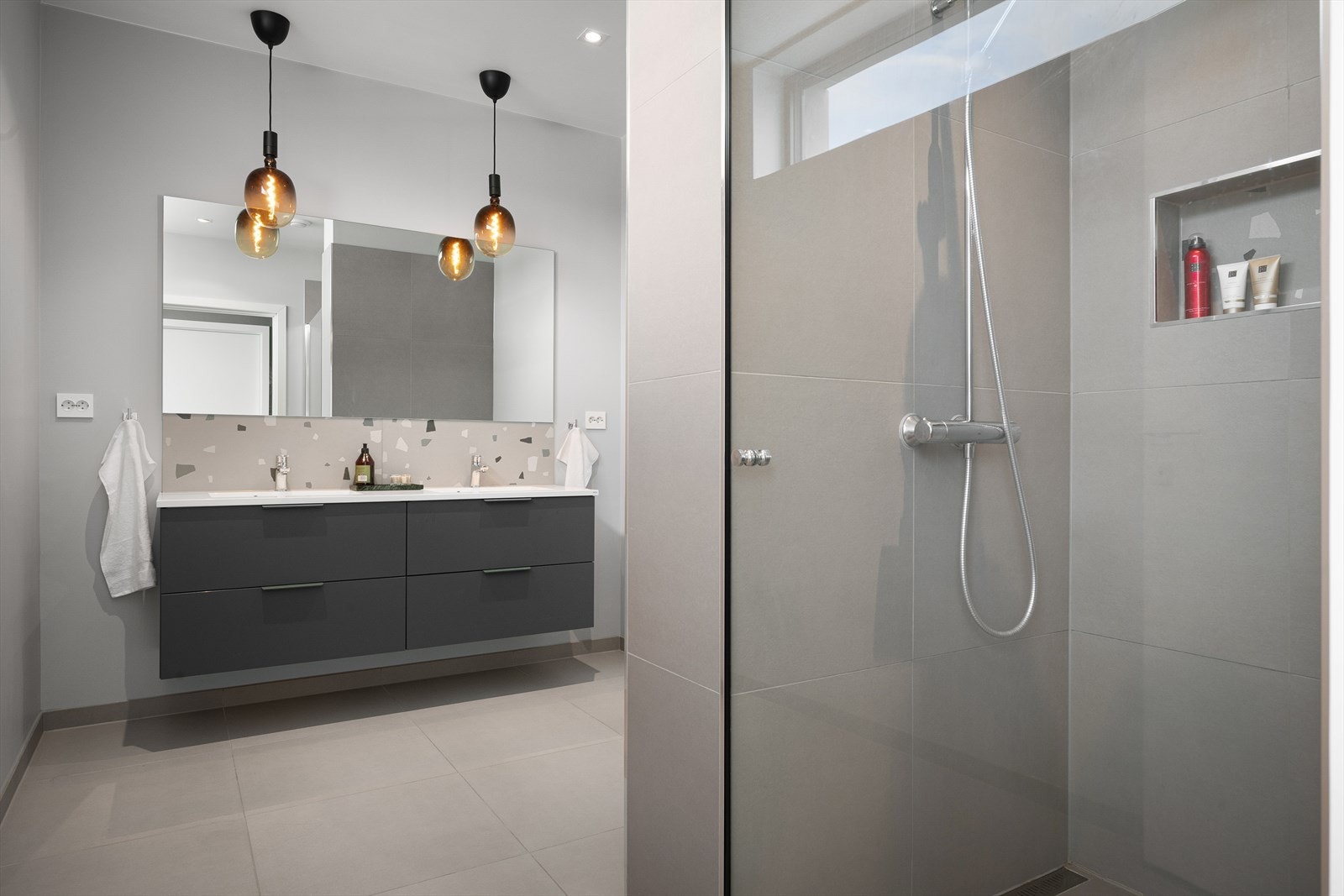 Master soverom har eget bad og walk in garderobe. Galleribilde