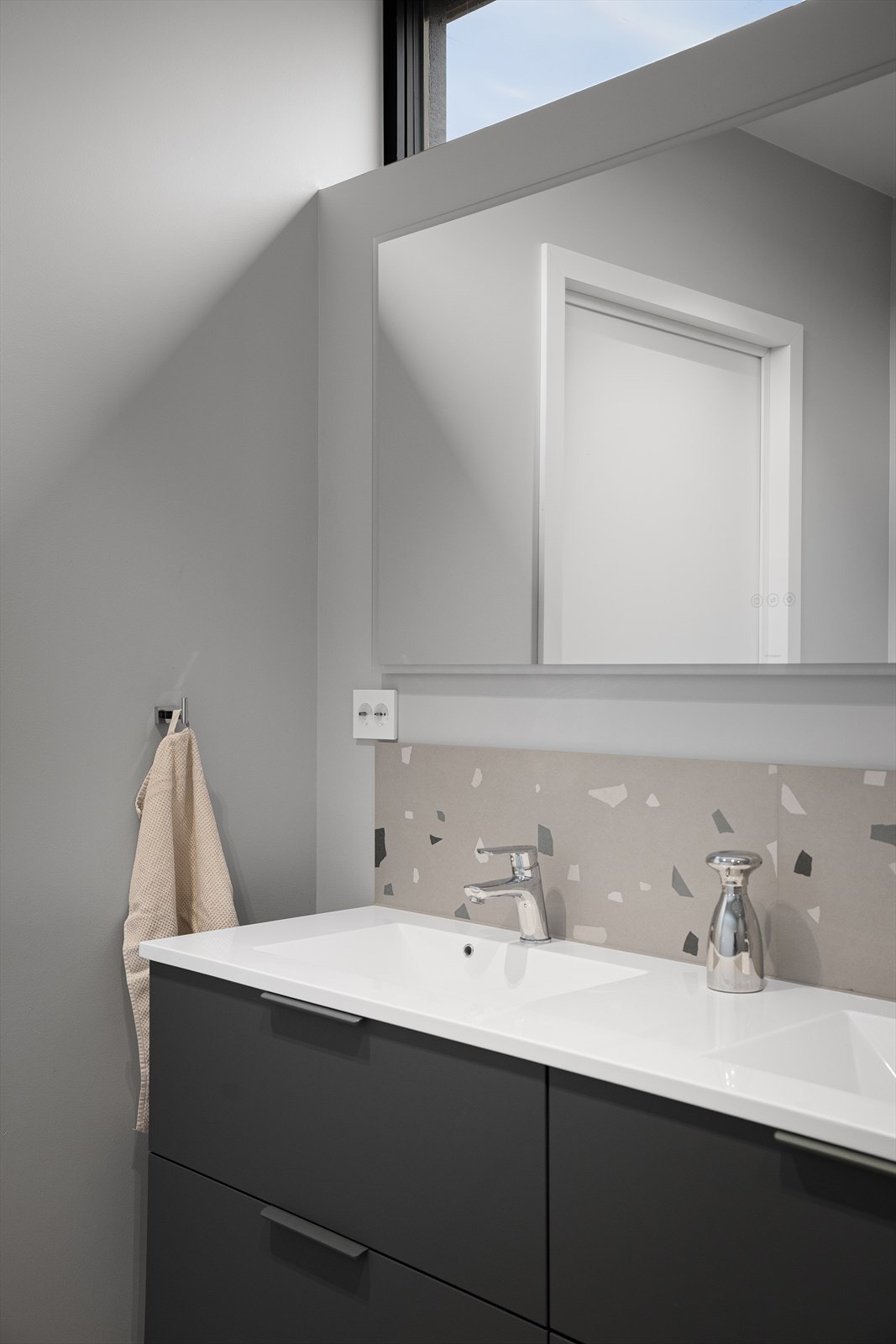 1 av 2 bad. Luksuriøst, delikat og tidløst. Håndklevarmer ved dusjen. 2 servanter. god oppbevaring og rikelig med lyskilder. Bide ved wc. Smart vindusbruk for naturlig lys. Galleribilde