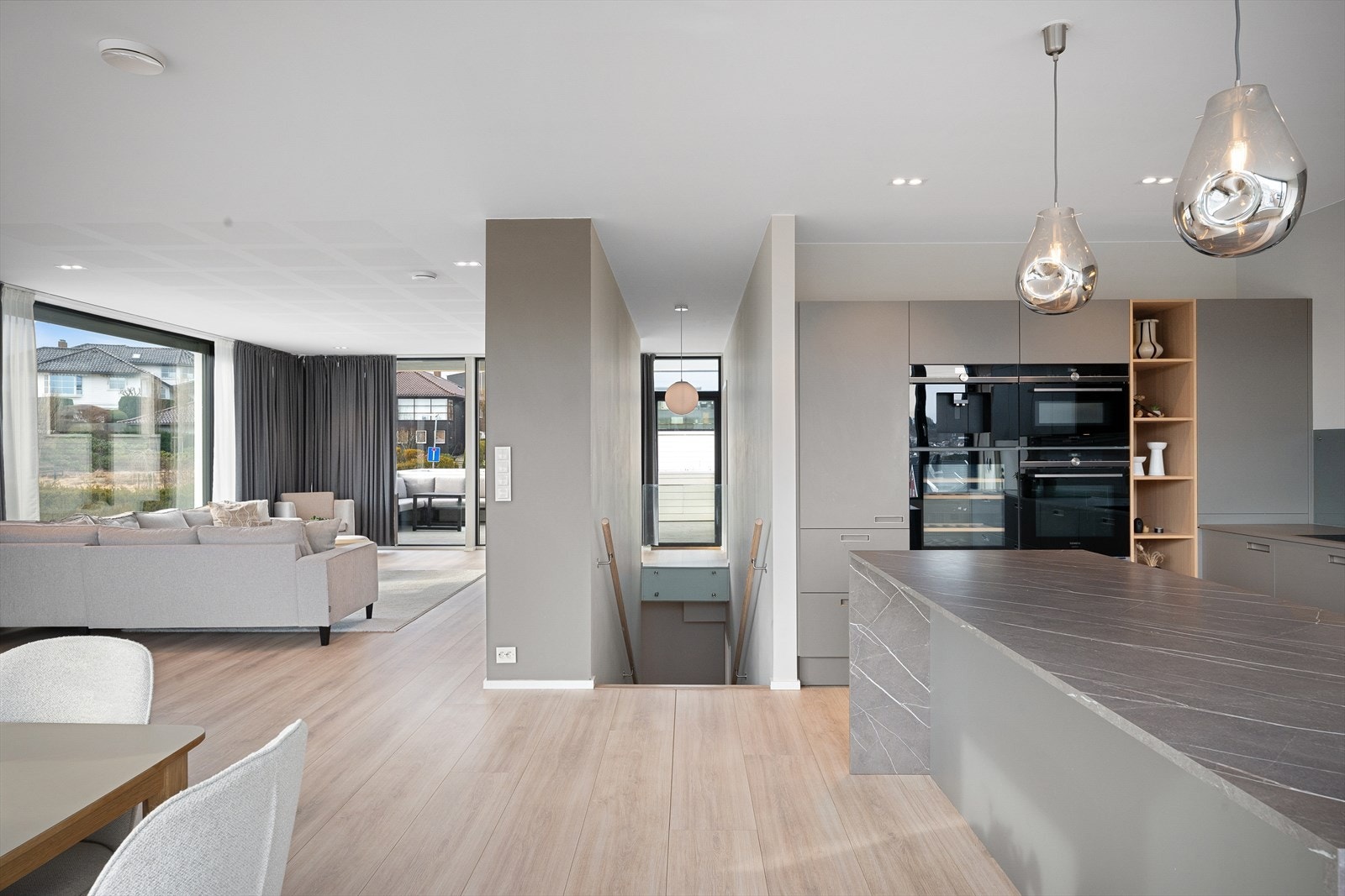 En meget fin flyt i rommet. Naturlige soner. Mye naturlig lys. Smart bruk av belysning. Lyddempende plater i innertak for behagelig innemiljø. Galleribilde