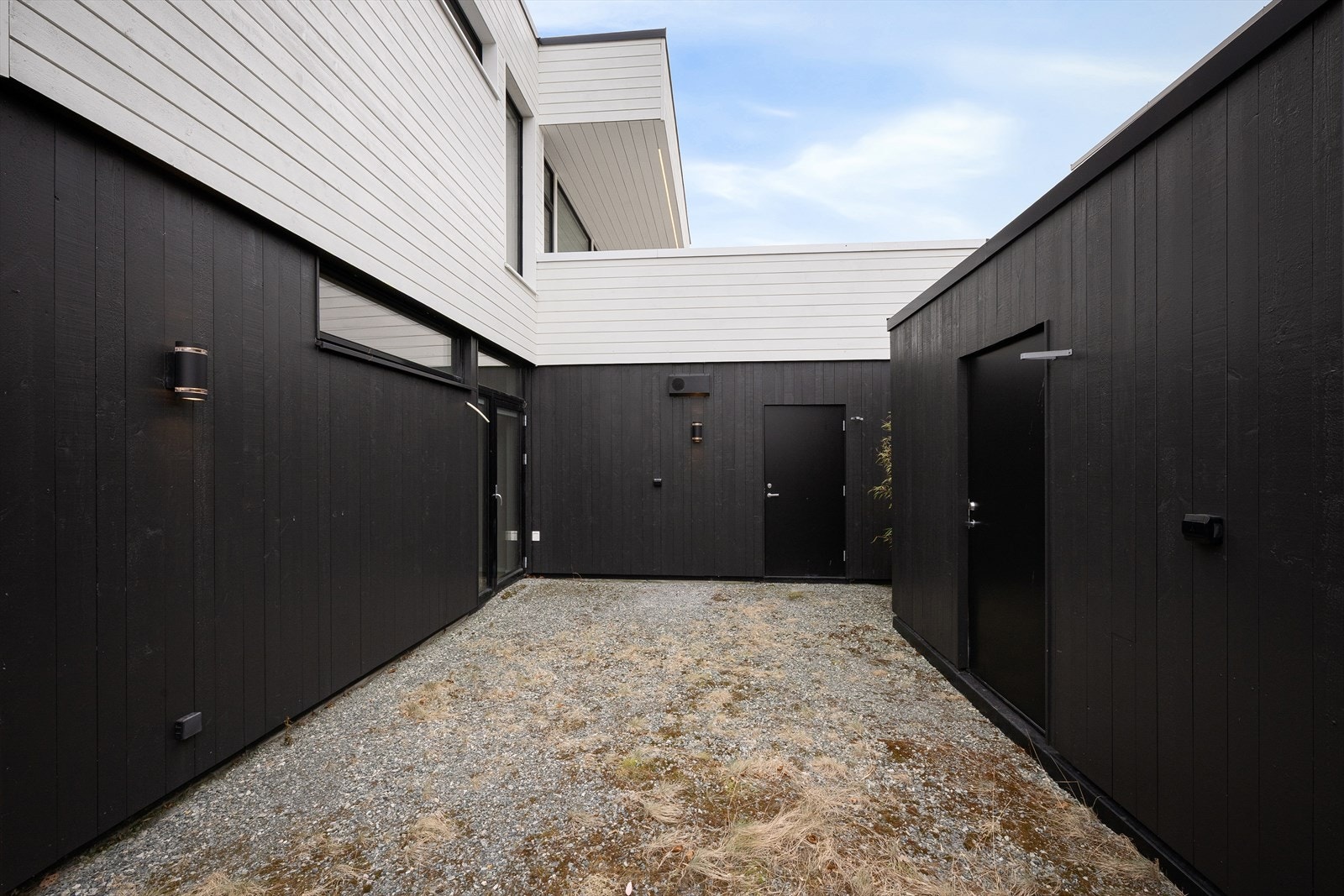 I bakgården har du utgang fra gang 1. etg, samt fra garasjen, og tilgang til svær bod. Galleribilde