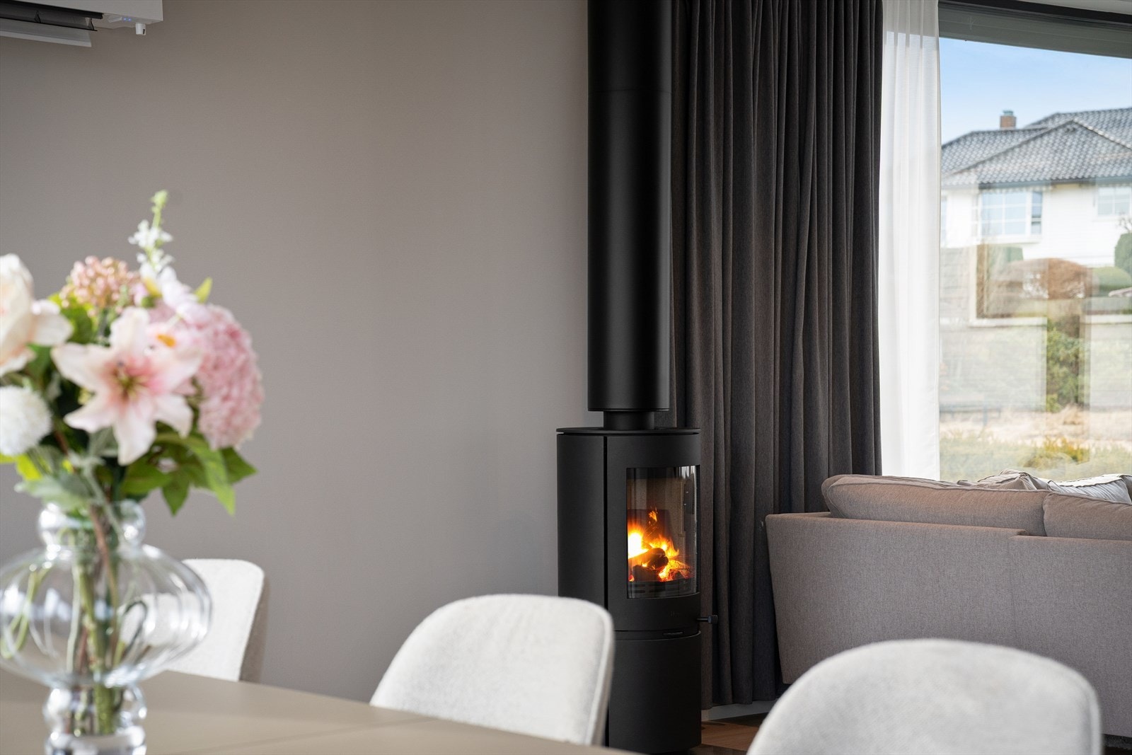 Peisovn for ekstra kos, nytes både av de på kjøkken og de i stuen. Varmepumpe for jevn temperatur. Rikelig med veggplass for kommoder, reoler og møblering. Galleribilde