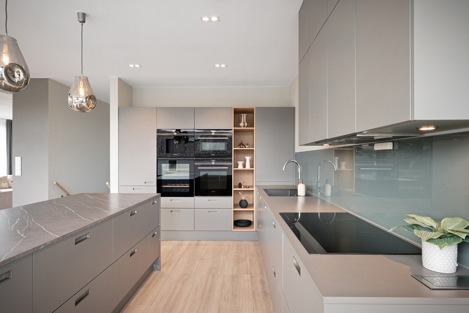 Naturlig lys og utsikt. Rikelig med arbeidsbenk. Sosialt. Velutstyrt med 2 stekeovner, mikro, vinskap, kaffemaskin og mye oppbevaring. Galleribilde