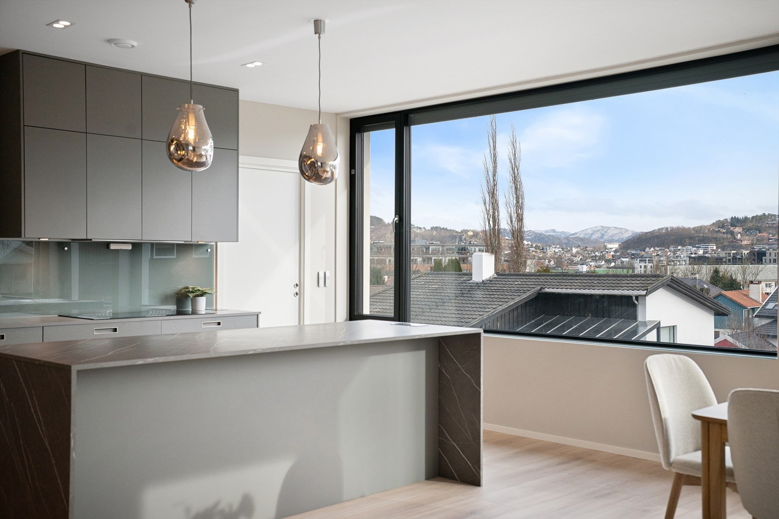 Dan Chruickshank presenterer: Påkostet funkis i ærverdig villastrøk. Utsikt. Få min gange til alt. 4 sov/2 stuer/3 wc (Foto: Stian Dirdal). Galleribilde