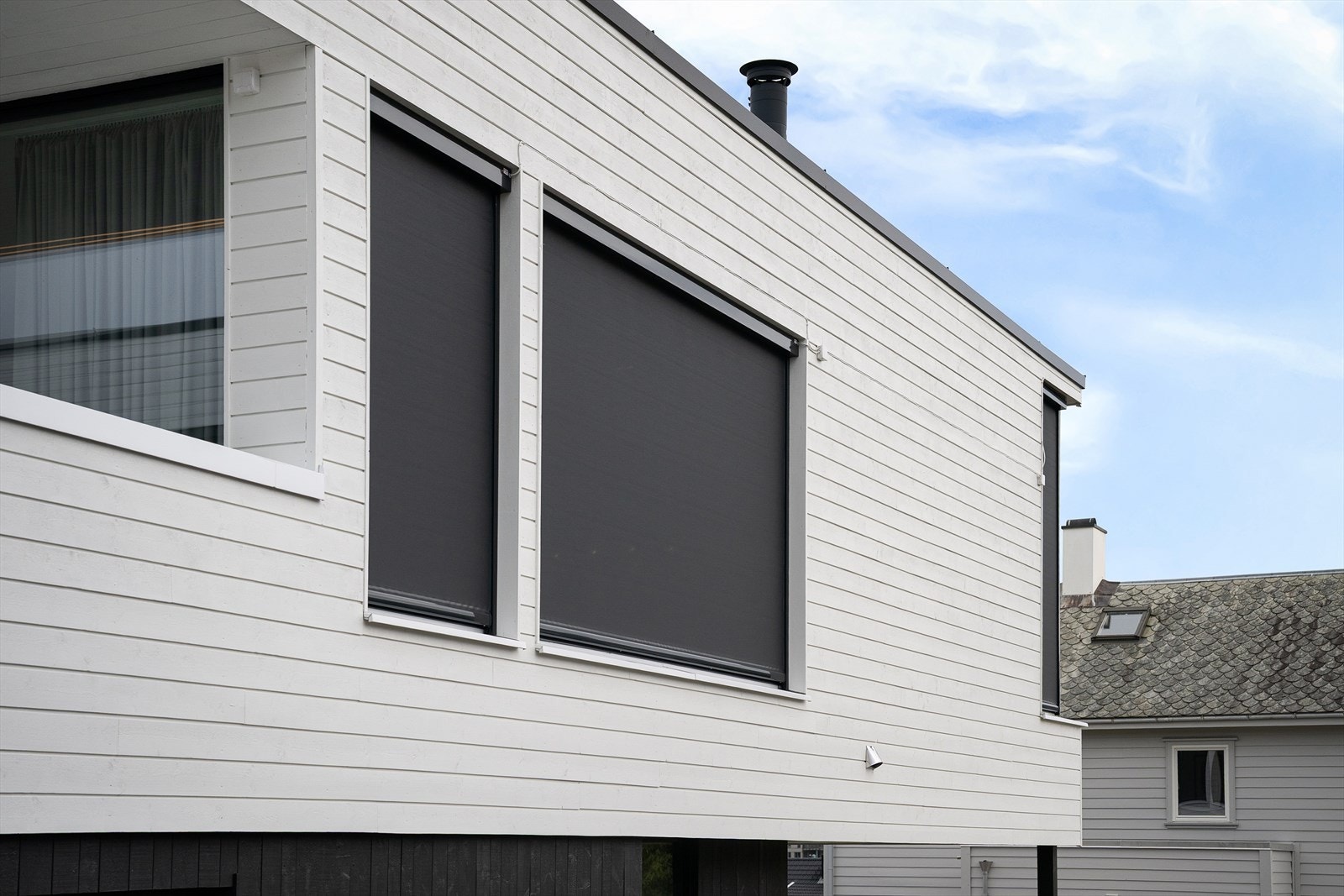 Solscreens på alle nødvendige vinduer - holder varmen ute og demper lyset. Utsyn, men ikke innsyn. Galleribilde