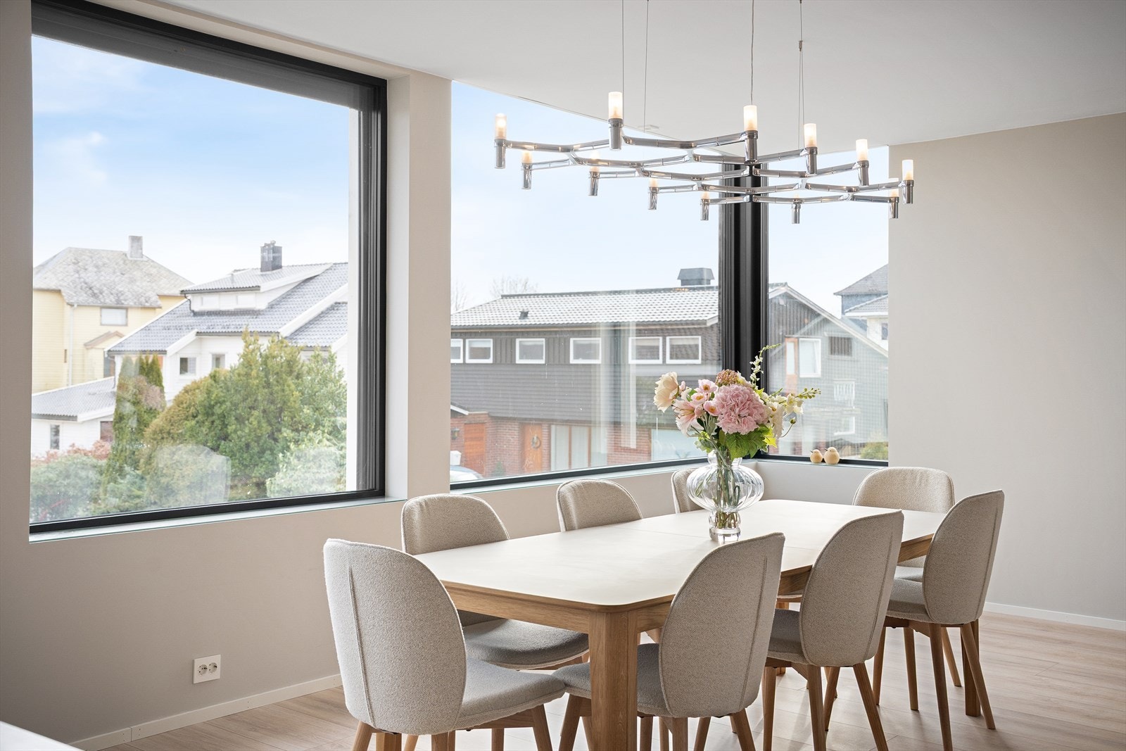 Delikat sone for spisestuen, med naturlig lys. Smart bruk av belysning. Lyddempende plater i innertak for behagelig innemiljø. Galleribilde