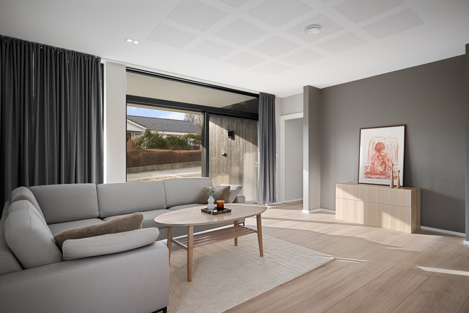 Lyddempende plater i innertak stue. Skaper et behagelig innemiljø. Stue nr 2 er meget romslig, og har enkel tilgang til uterom. Galleribilde