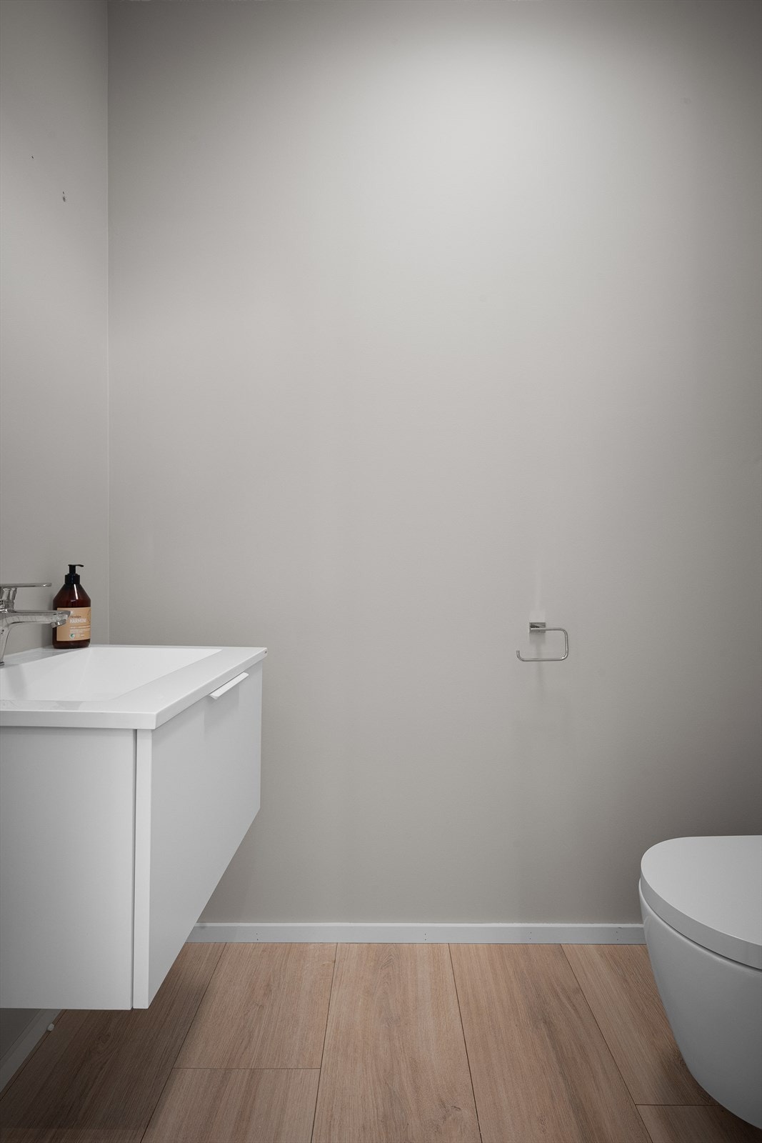 Gjestetoalett strategisk plassert i entre. Galleribilde