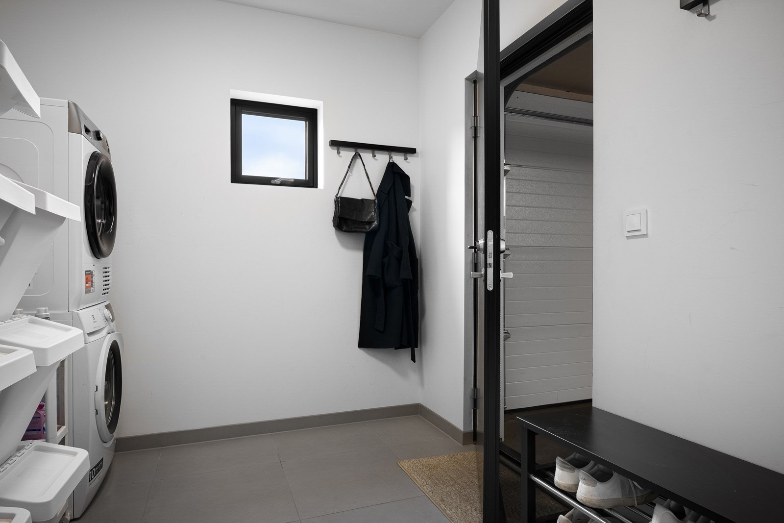 Tørrskodd fra garasjen. Bi-inngang/vaskerom med plass til ekstra hyller og oppheng. Superpraktisk. Galleribilde
