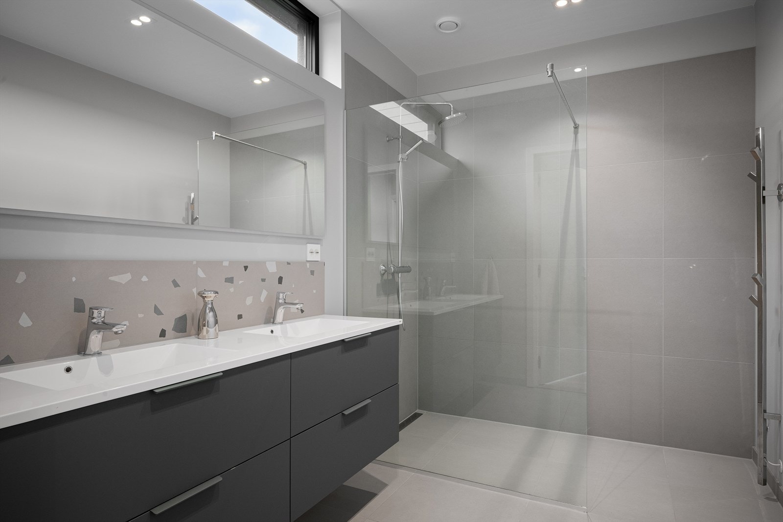 1 av 2 bad. Luksuriøst, delikat og tidløst. Håndklevarmer ved dusjen. 2 servanter. god oppbevaring og rikelig med lyskilder. Bide ved wc. Smart vindusbruk for naturlig lys. Galleribilde