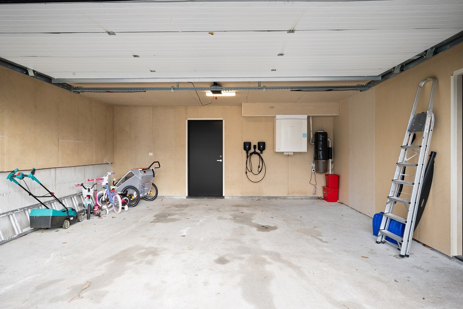 Dobbel garasje m/2 stk ladere. Hjørnetomt i rolig nabolag med fine villaer og få min å gå til alt du trenger. Galleribilde