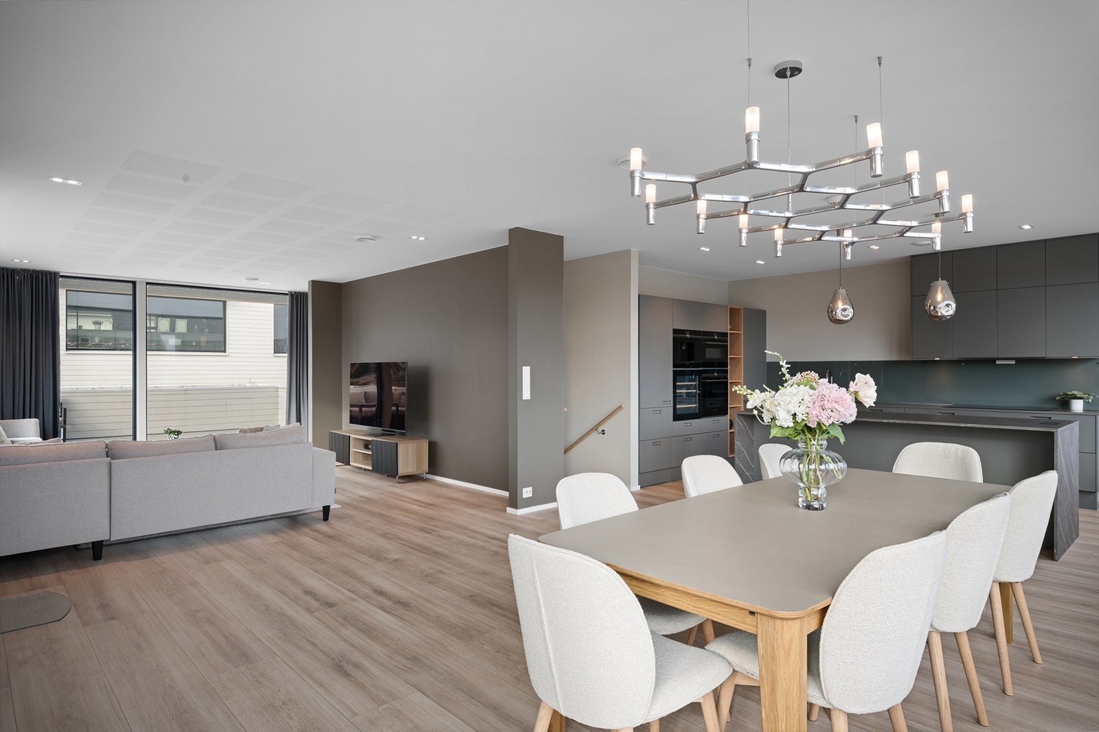 Lyddempende plater i innertak for behagelig innemiljø. En meget fin flyt i rommet. Naturlige soner. Mye naturlig lys. Smart bruk av belysning. Galleribilde