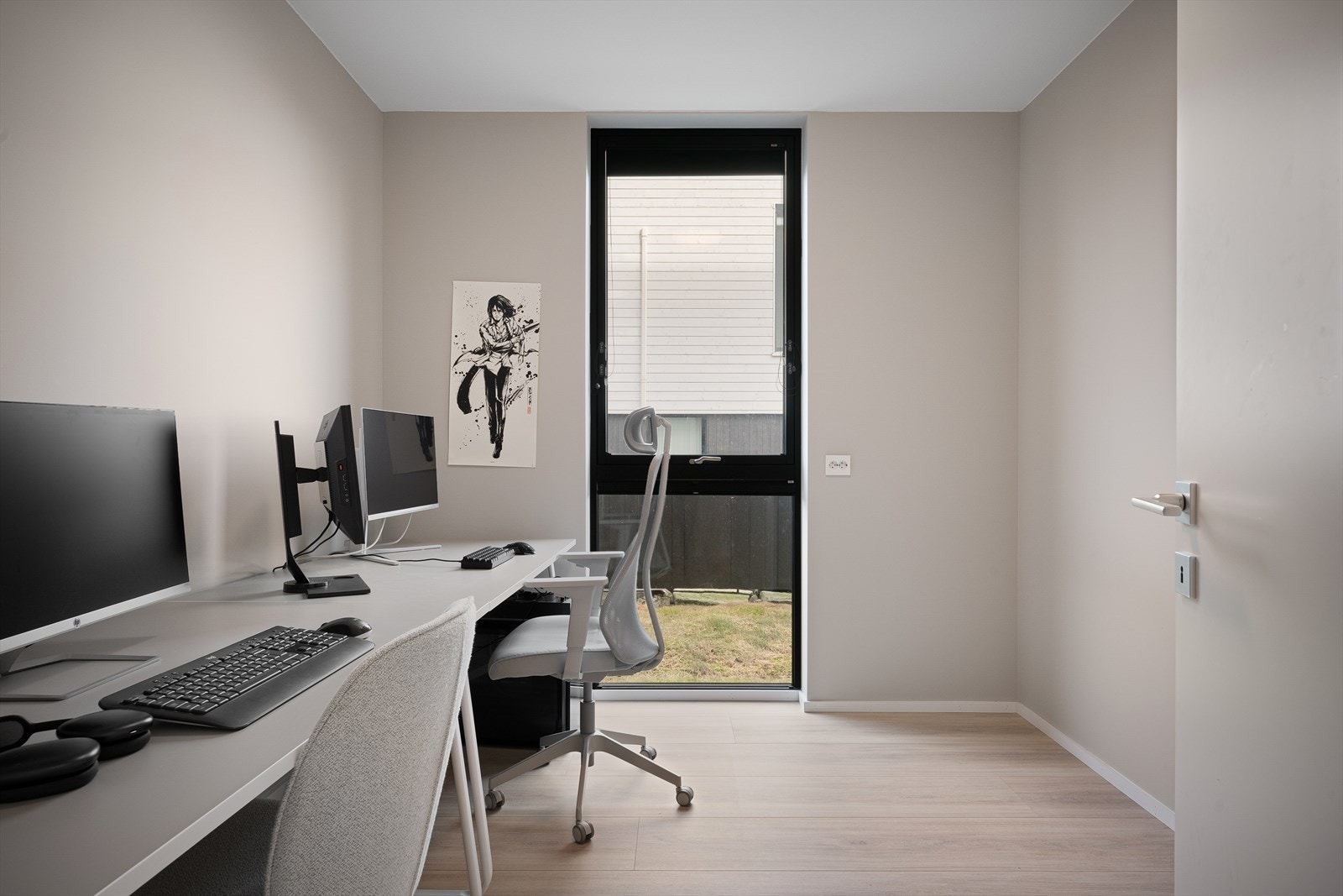 CAT6 nettverkskabler er trukket til alle soverom, mulige TV punkter, samt stuer. Romslige soverom m/plass til mer enn bare seng. Gamingpult, tv-krok, musikkinstrumenter. Galleribilde