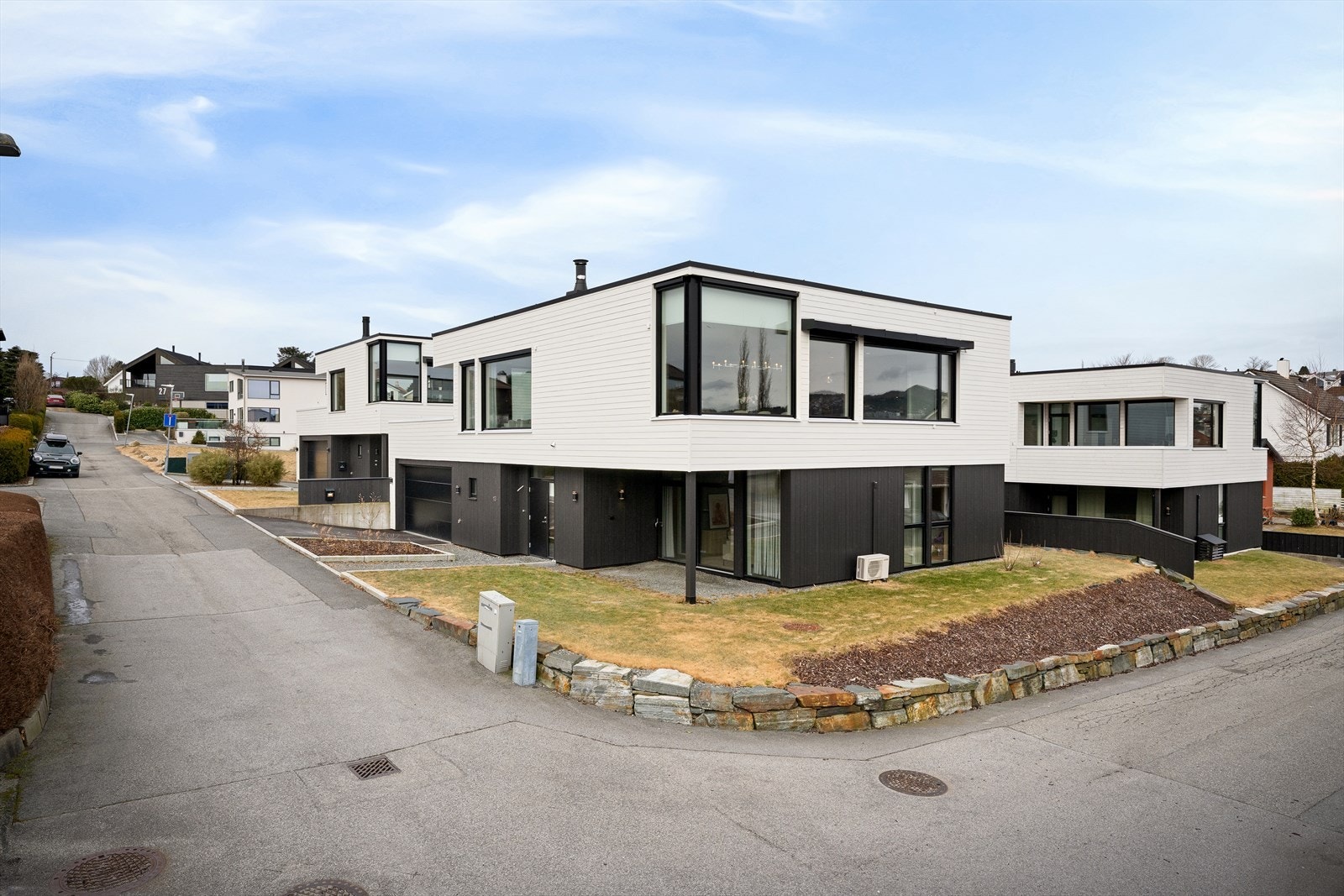 Dan Chruickshank presenterer: Påkostet funkis i ærverdig villastrøk. Utsikt. Få min gange til alt. 4 sov/2 stuer/3 wc. Dobbel garasje. Galleribilde