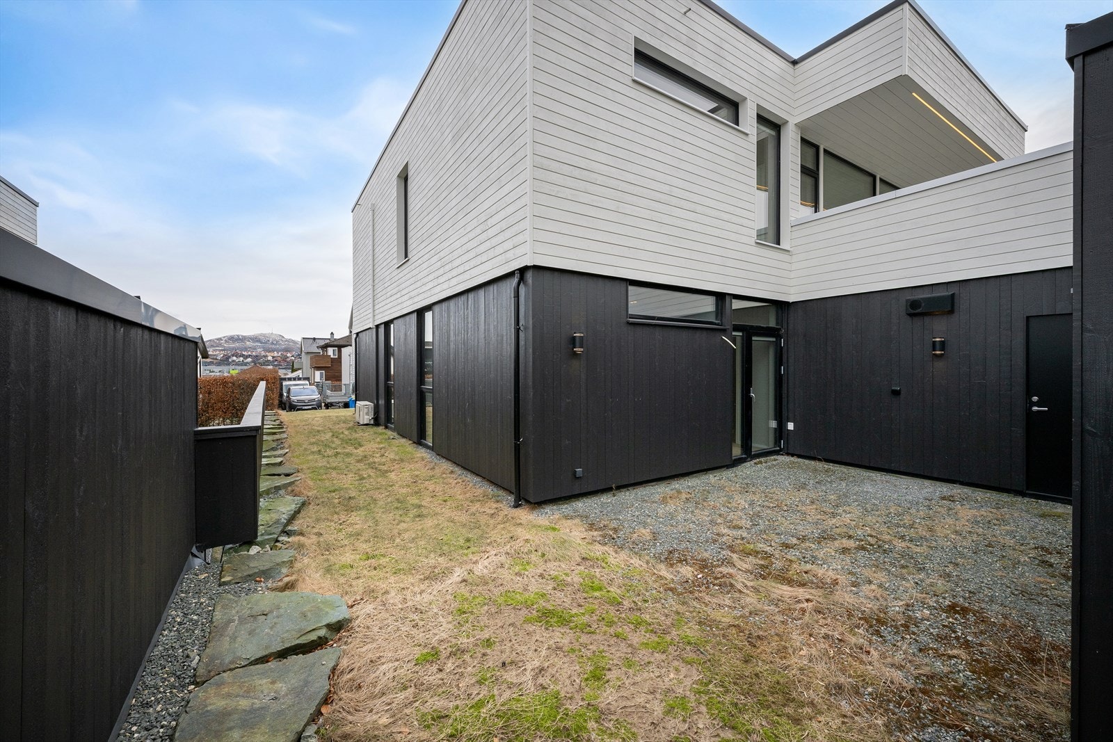 Romslig bakgård med potensiale for markterrasse eller oppsett for lek og moro. Lunt og fint for grilling eller trampoline. Galleribilde