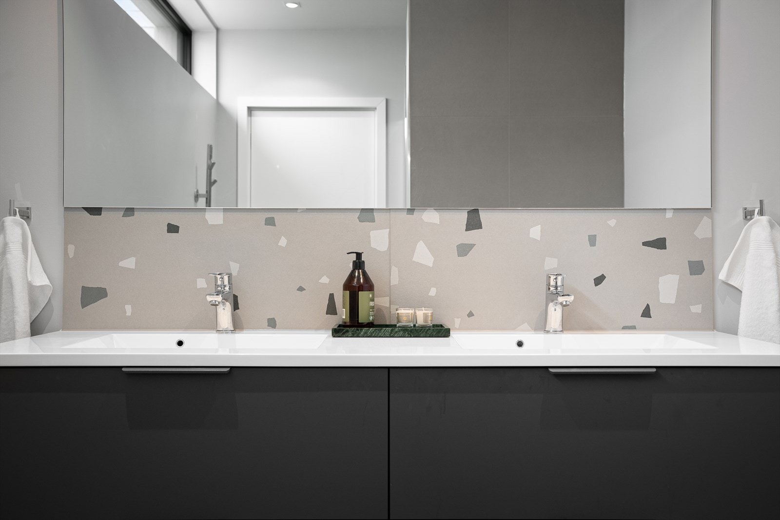 2 servanter, god oppbevaring, nok stikkontakter der du trenger de, romslig dusj m/såpenisje. Galleribilde