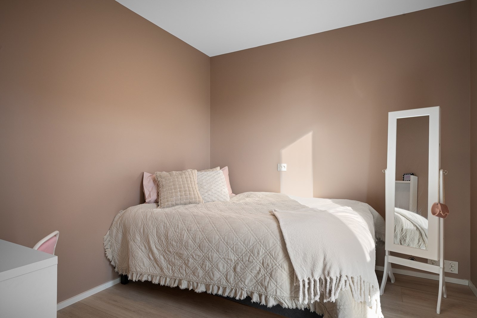 Spesialbestilte dører uten synlige hengsler og heltre. Spesialtilpasset ifht lydisolering. Romslige soverom m/plass til mer enn bare seng. Gamingpult, tv-krok, musikkinstrumenter. Galleribilde