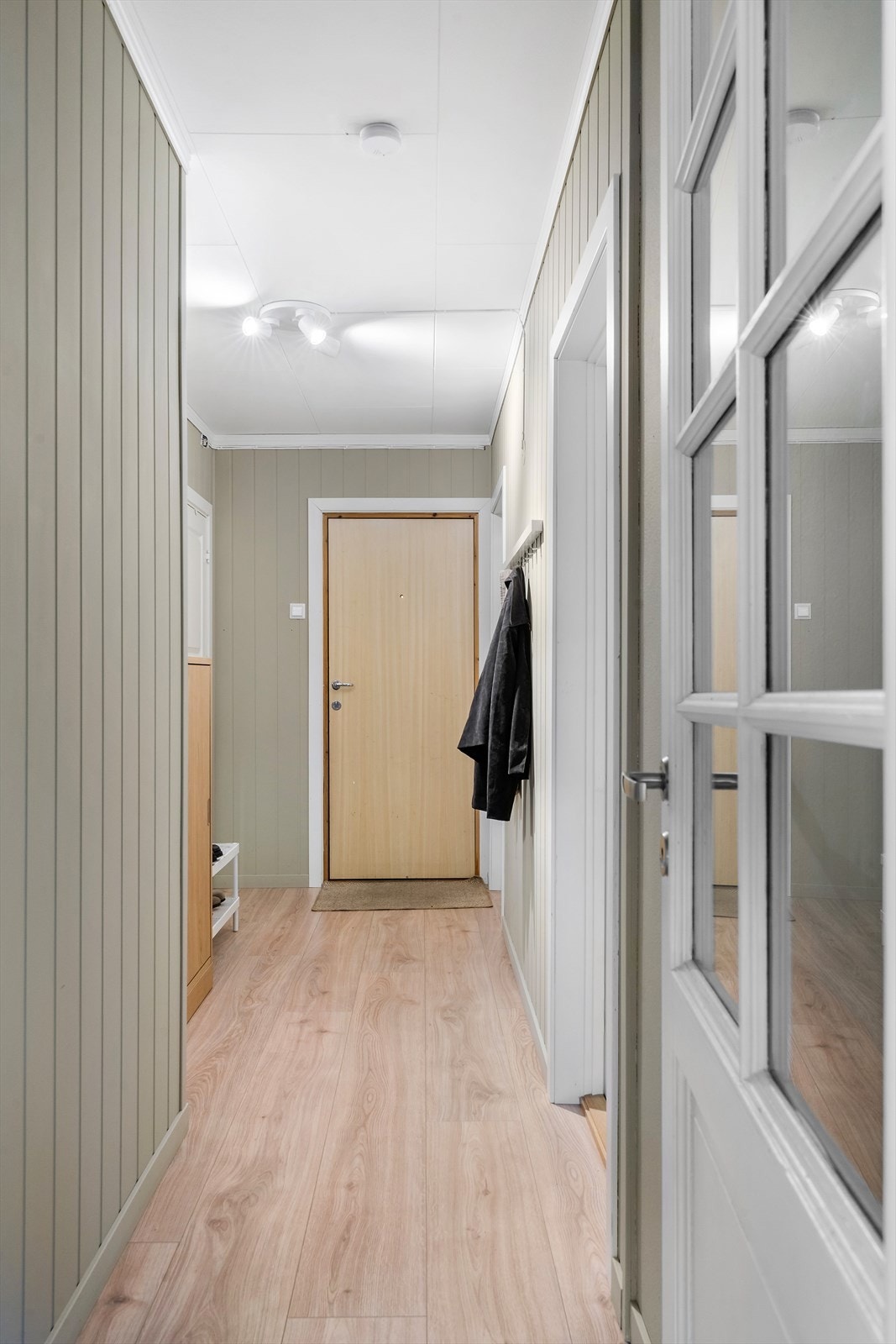 Her har man plass til å henge fra seg sko og yttertøy. Galleribilde