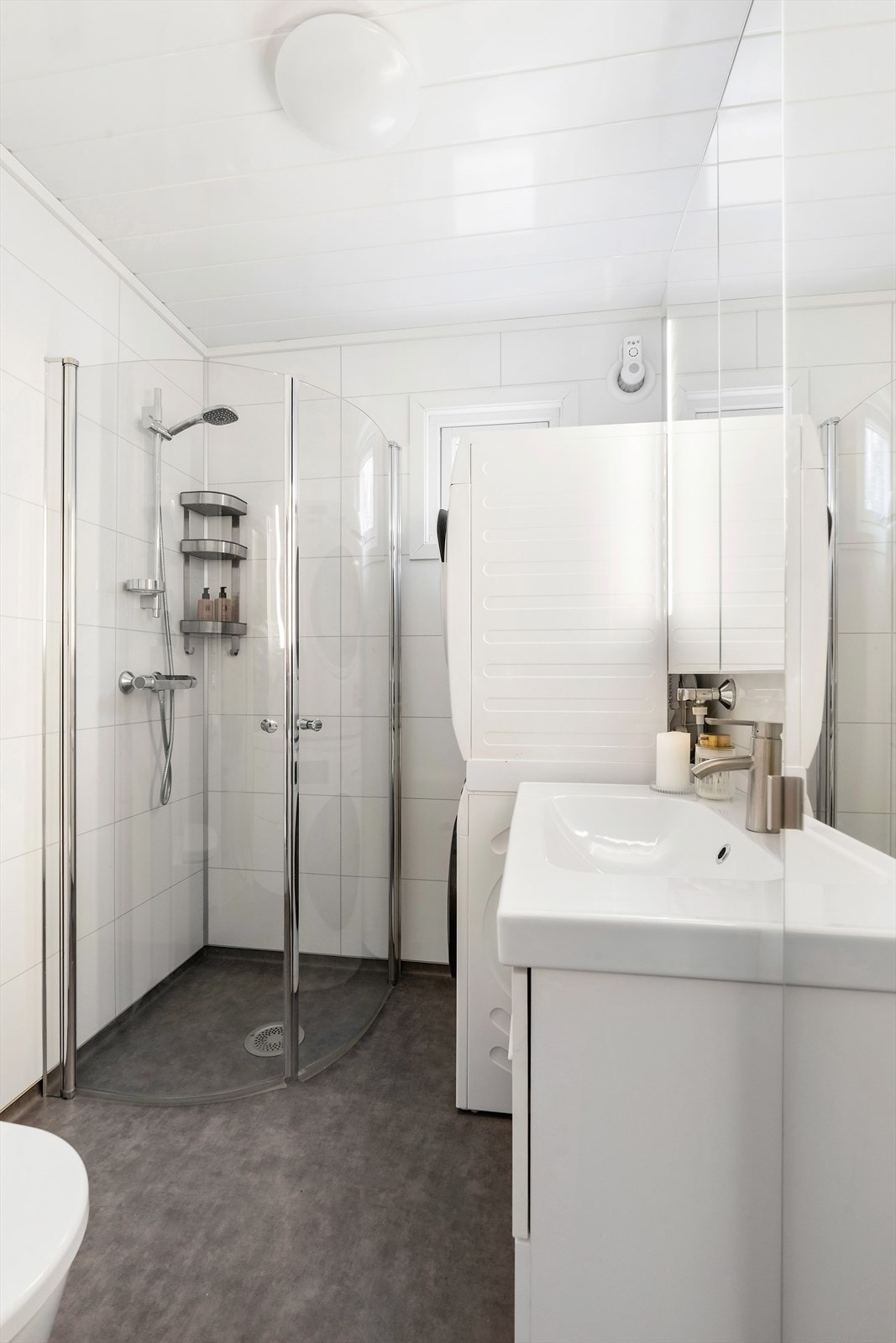 Badet er innredet med dusjhjørne med innfellbare dusjvegger og opplegg til vask og tørk. Galleribilde