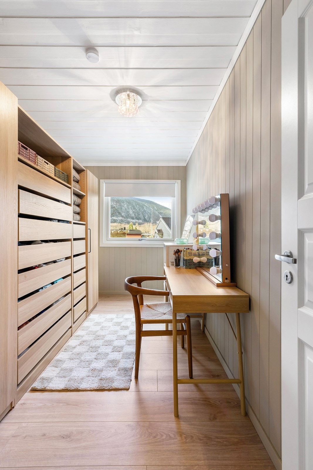 Soverom 2 er innredet med rikelig med garderober. Galleribilde