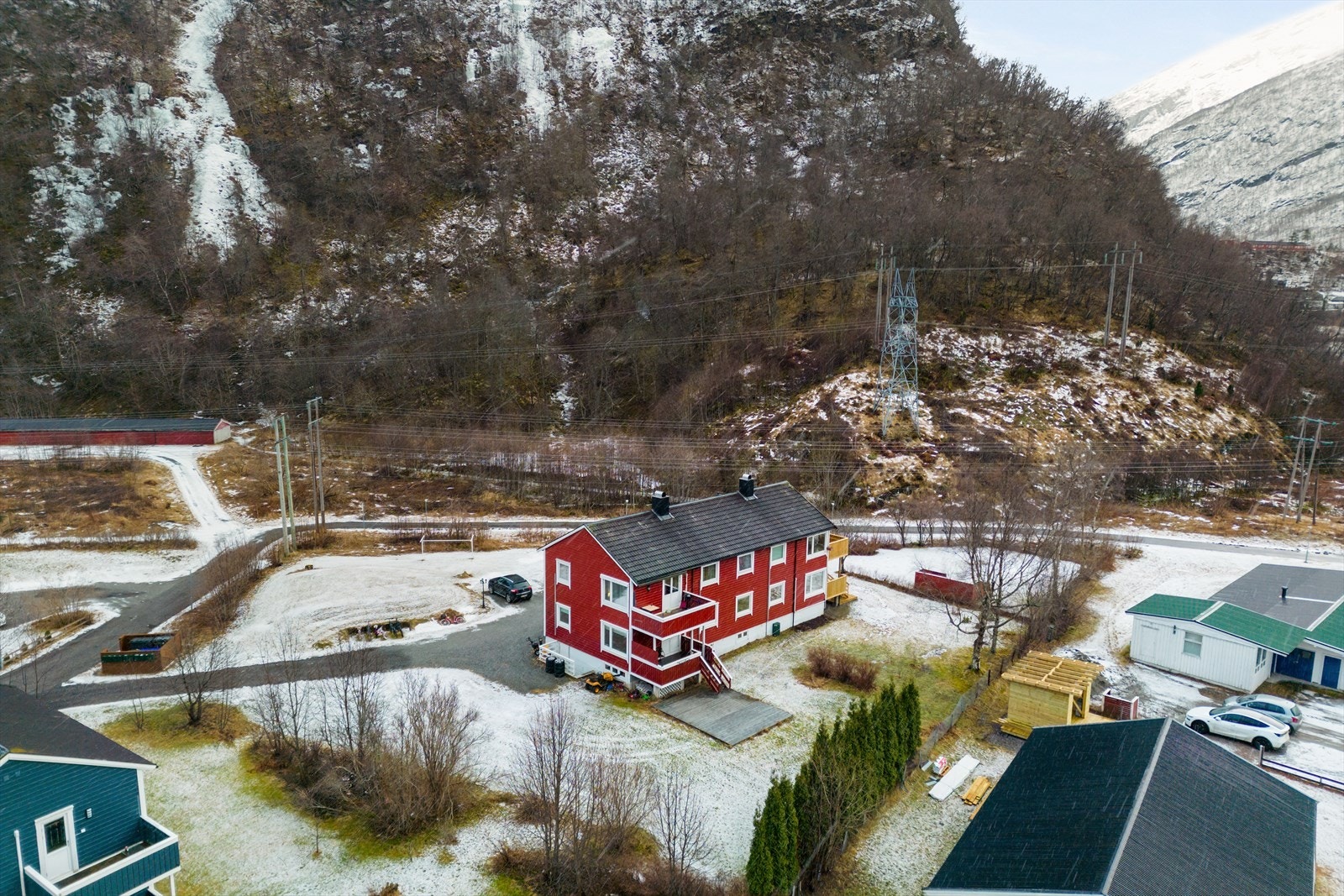 Leiligheten ligger i en 4-manns bolig, og leiligheten har egen trapp fra sin veranda til markterrasse. Galleribilde