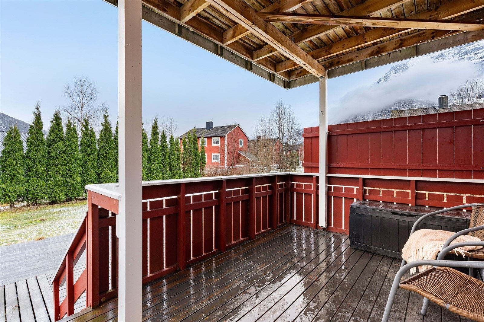 Verandaen overbygd, og har trapp direkte ned til markterrasse og hageområdet. Galleribilde