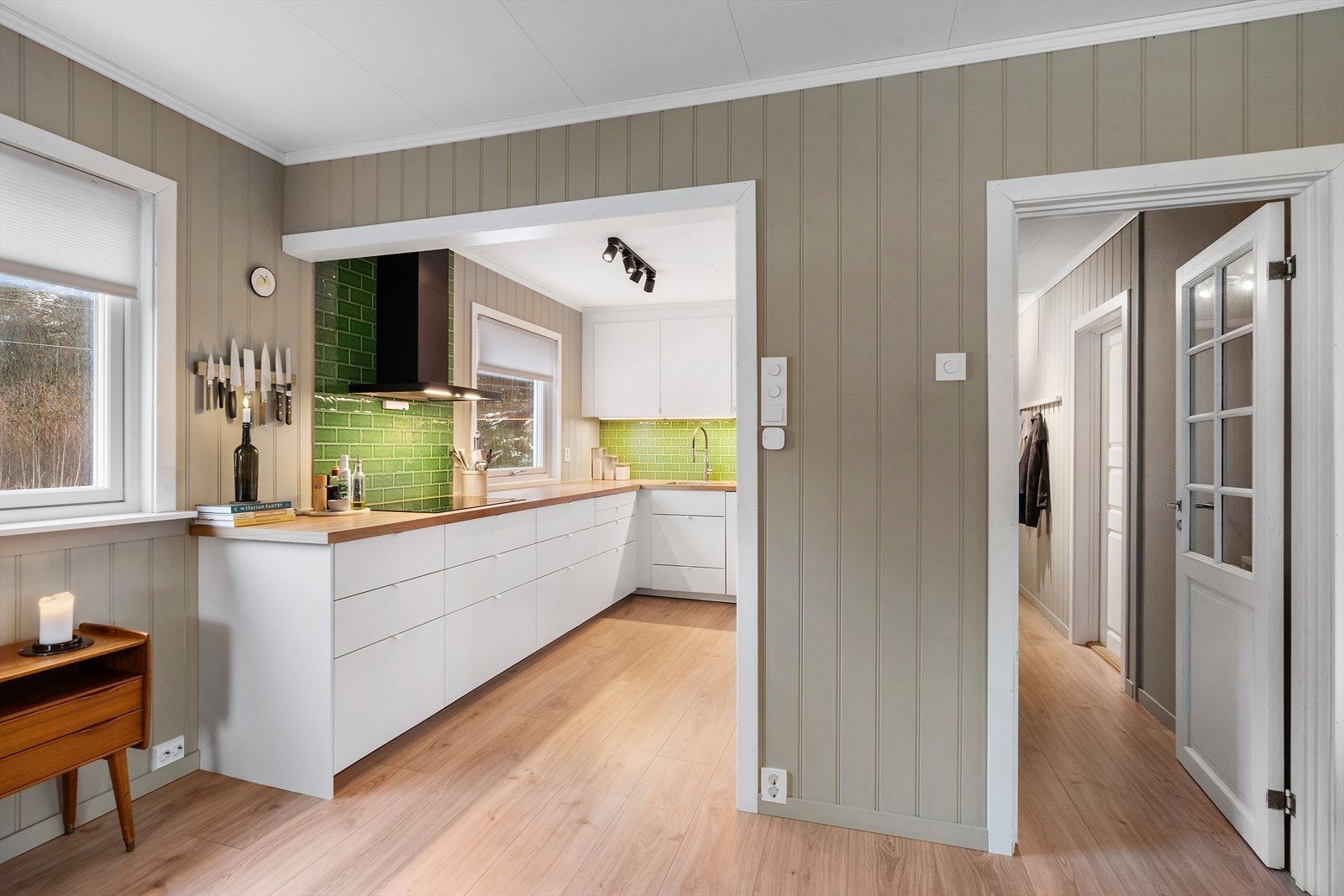 Åpen løsning mot kjøkkenet fra stue/ spisestue, og dør til entrè/ gang. Galleribilde