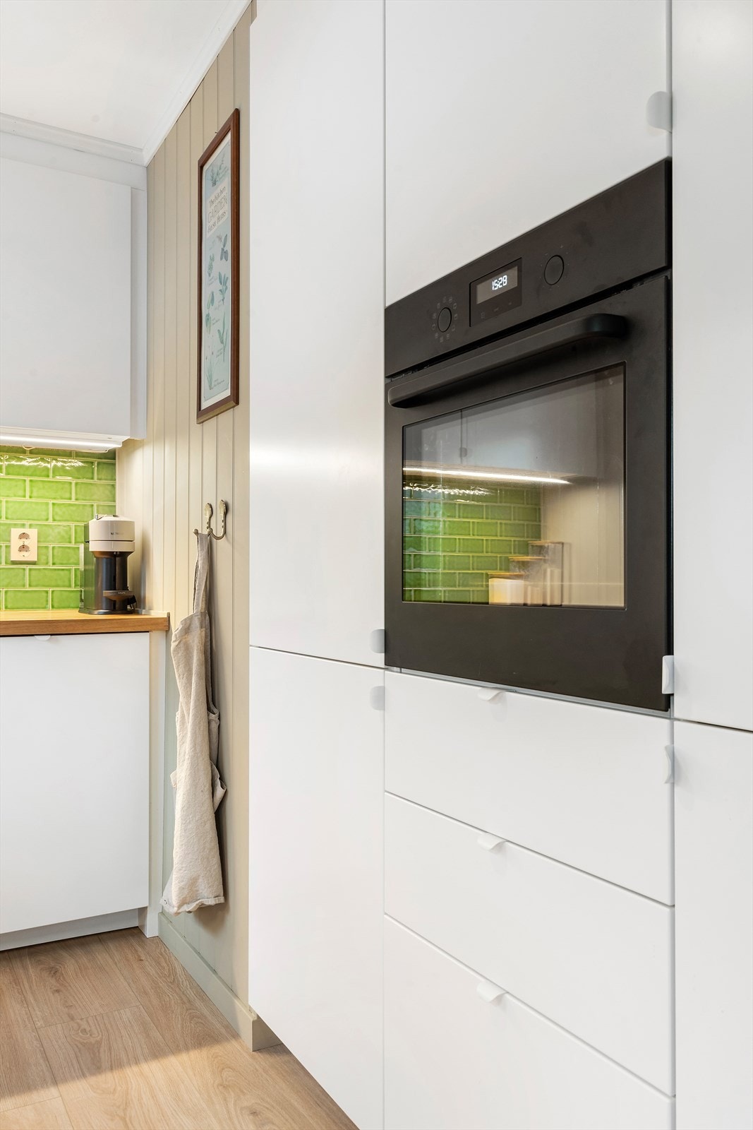 Stekeovn er integrert i kjøkkeninnredningen. Galleribilde