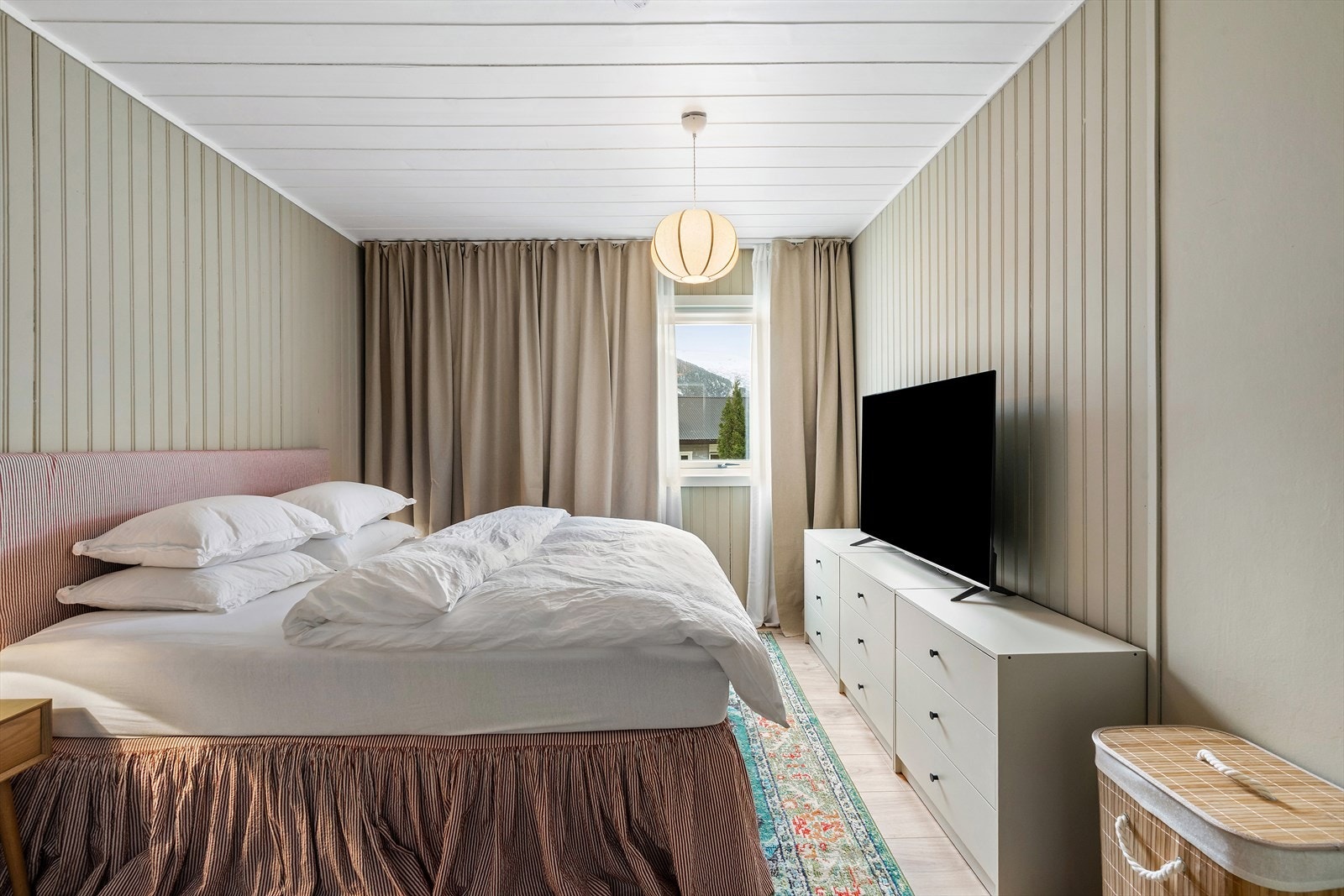 Hovedsoverommet er stort og romslig, med god plass til dobbelseng og oppbevaringsmøbler. Galleribilde