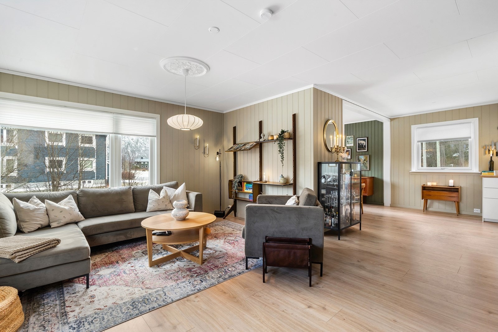 Stuen er stor og romslig, med åpen løsning mot spisestue og kjøkken. Galleribilde