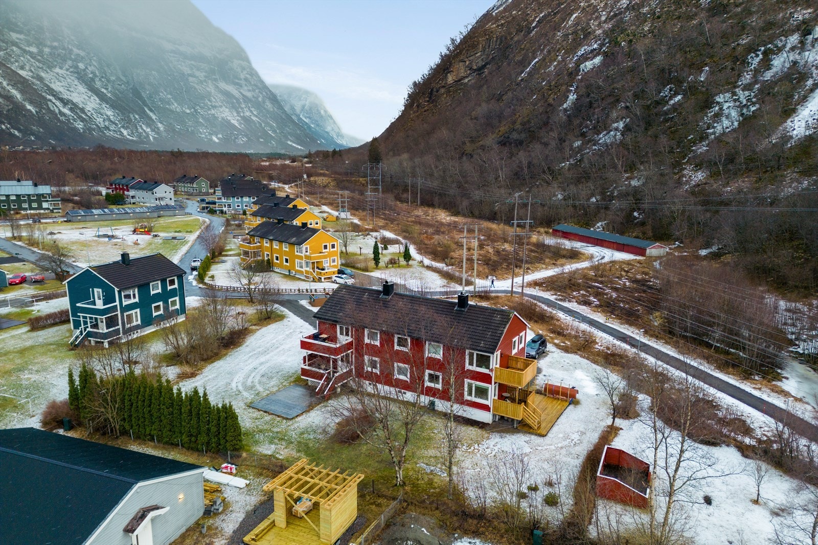 Eiendommen har en flat tomt med opparbeidet plen og parkeringsareal. Galleribilde