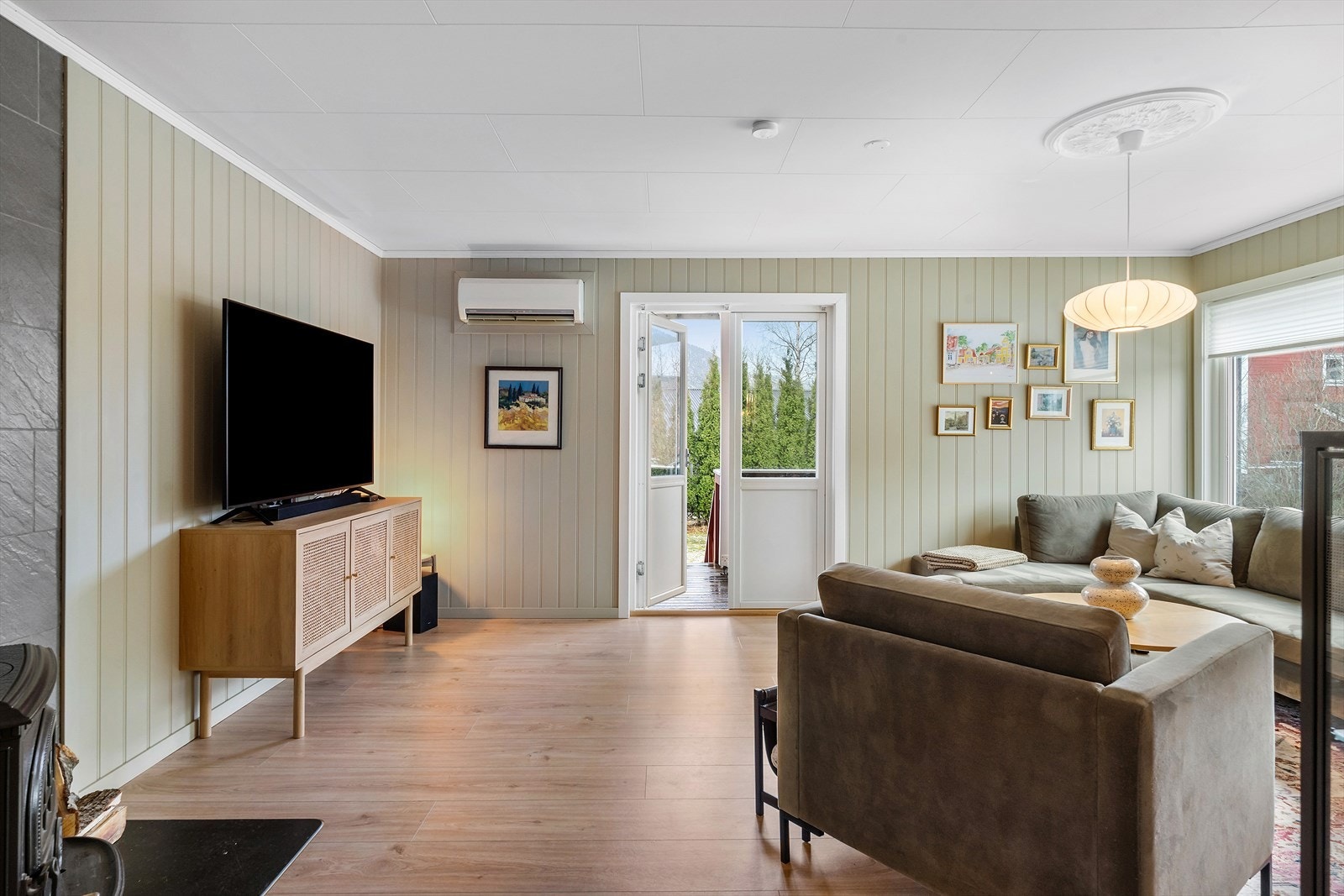 Stue har direkte utgang til veranda og markterrassen. Galleribilde