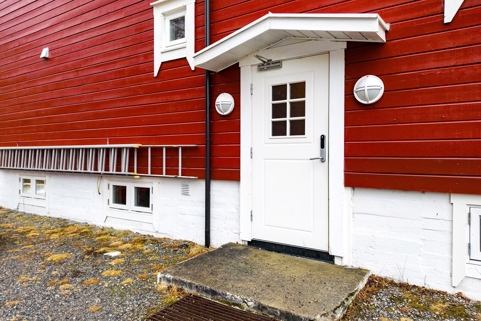Inngangsdøren er malt og brannklassifisert, med enkel adkomst fra felles gang. Galleribilde