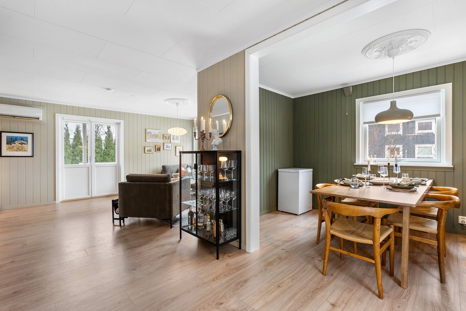 Dekorativ takrosetter gir et elegant preg til rommet. Galleribilde