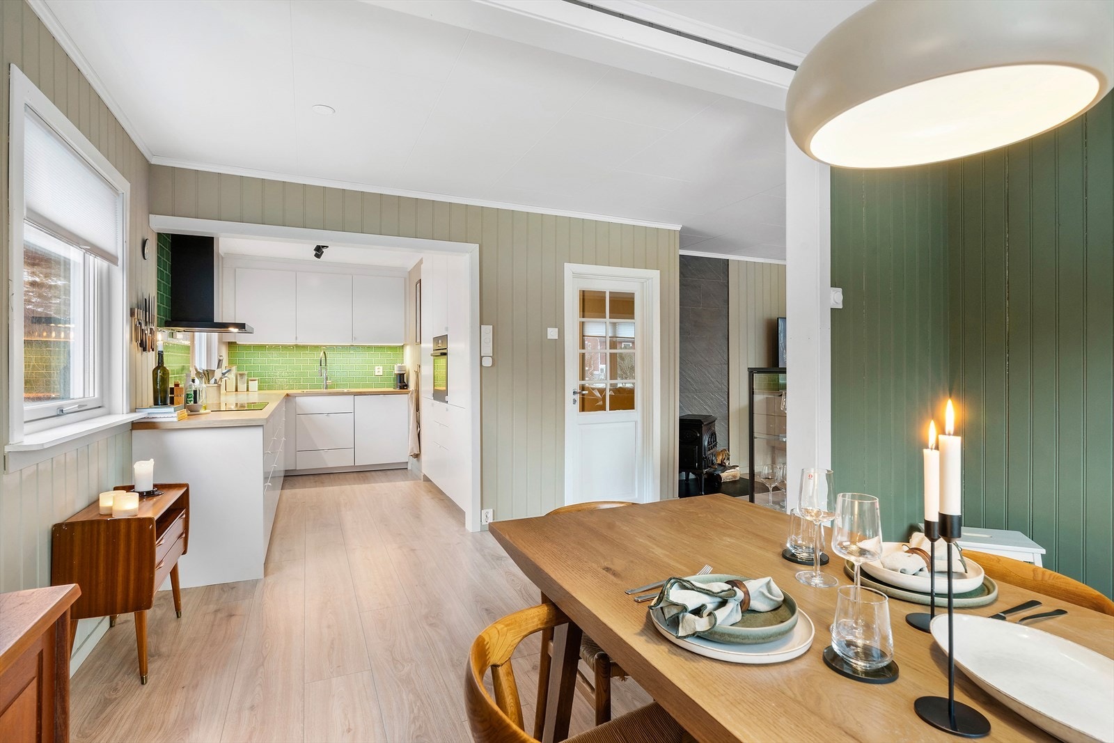 Fra spisestuen har man god oversikt mot kjøkkenet og deler av stuen. Galleribilde