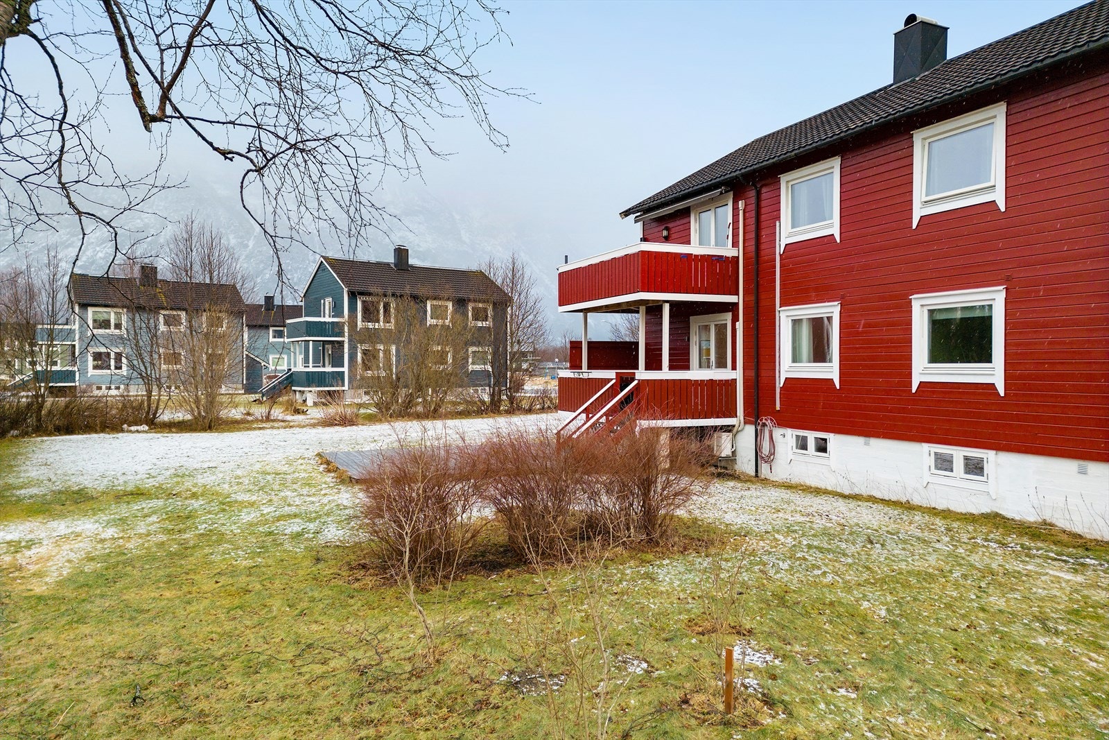 Tomten er opparbeidet med plen, markterrasse og gruslagte parkeringsarealer. Galleribilde