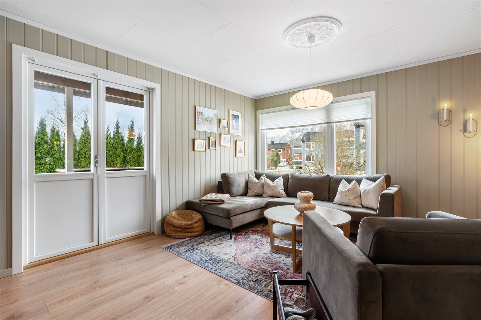 Store vindusflater på flere vegger gir godt med dagslys inn i rommet. Galleribilde