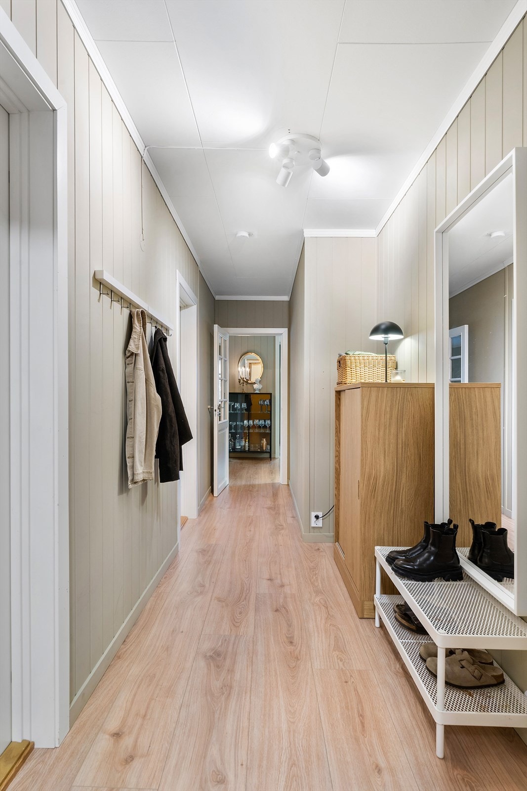 Entrè/ gang med laminatgulv og malte veggplater. Galleribilde