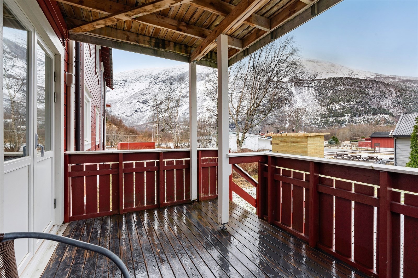 Fra verandaen har man åpen utsikt mot Sunndalens flotte fjell. Galleribilde